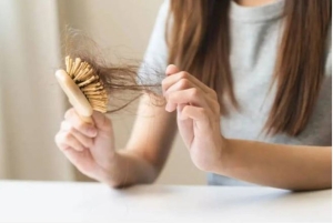 Cách xử lý đúng cách 4 vấn đề da đầu âm thầm khiến tóc rụng nhiều hơn