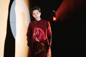 Ca sĩ Đức Phúc chọn trang phục truyền thống thêu hình ảnh ngựa