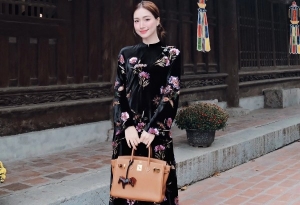 Ca sĩ Hòa Minzy diện áo dài cùng túi hàng hiệu