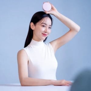 Không ăn kiêng khắc nghiệt, bí quyết giữ dáng 49 kg nhiều năm của mỹ nhân 