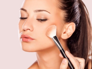 Mùa nồm ẩm, mẹo trang điểm không bóng nhờn cho nữ văn phòng