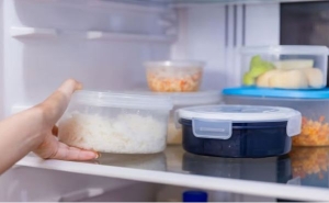 Thức ăn nên cất vào tủ lạnh khi còn nóng hay phải đợi nguội