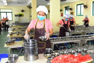 Nguy hiểm thế nào khi thịt lợn bệnh vào bếp ăn trường học, 