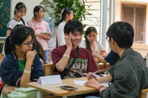 Tiếp sức các sĩ tử lớp 9 qua chương trình định hướng “Light up your path”