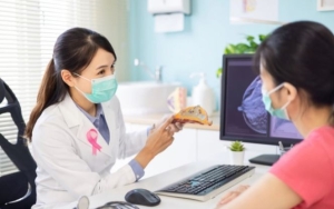 Con gái có bị không khi mẹ mắc ung thư vú