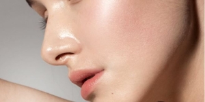 Thứ tự đúng thoa kem chống nắng hay che khuyết điểm trước để lớp nền mịn đẹp, không bết dính