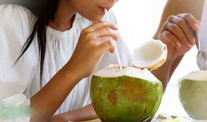 Thói quen nhỏ uống nước dừa thay nước ngọt giúp kiểm soát cân nặng và cải thiện làn da
