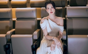 Ngọc Trinh chuộng đồ đơn sắc