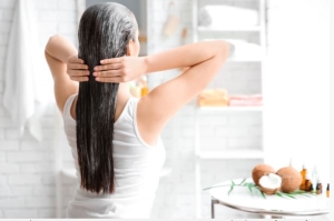 Sau khi đi biển, 3 cách ủ tóc tại nhà giúp “cứu nguy” mái tóc khô xơ 