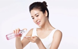 Nhờ routine tối giản chỉ dùng nước hoa hồng và mặt nạ giấy, làn da cải thiện rõ rệt 