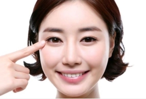 5 cách đơn giản giúp vùng mắt trông tươi tỉnh nhanh hơn khi thức dậy với đôi mắt sưng húp