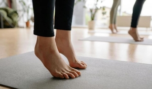 Kỹ thuật nhón gót 5 phút tại nhà giúp đôi chân dẻo dai hơn đi bộ