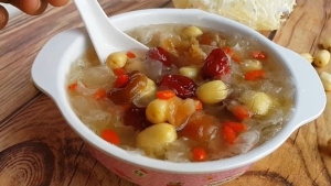 Thực đơn hàng ngày: Chè hạt sen nấm tuyết