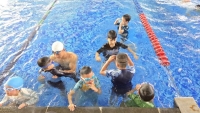 Gần 50 bạn nhỏ tham gia chương trình dạy bơi miễn phí của Bằng Linh