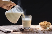 Phụ nữ mãn kinh ăn đậu nành giúp cải thiện khả năng tình dục