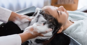 Xu hướng gội đầu ngược được nhiều người áp dụng để cải thiện mái tóc khô xơ