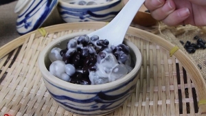Thực đơn hàng ngày: Chè đậu đen bột lọc cốt dừa