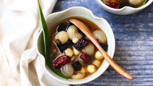 Thực đơn hàng ngày: Chè hạt sen long nhãn táo đỏ 