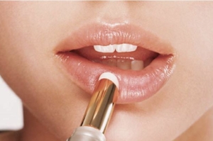 Những cách đơn giản giúp đôi môi luôn mềm mại