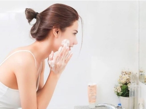Rửa mặt bằng nước nóng hay nước lạnh tốt hơn