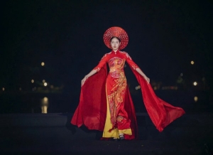 2K10 Bảo Hân catwalk vedette cho NTK Cao Thu Vân tại Huế 2026