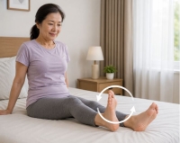 5 bài tập ngay trên giường giúp giảm cứng khớp sau khi thức dậy