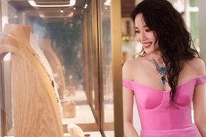 Thư Kỳ tuổi 50 gây chú ý với vẻ đẹp thanh lịch tại triển lãm trang sức ở Thượng Hải