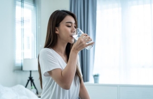 Uống một cốc nước ấm ngay khi thức dậy: Thói quen tốt hay đang bị hiểu lầm