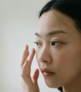 Da cứ giao mùa là khô bong tróc, đỏ rát: 4 tiêu chí chọn serum phục hồi