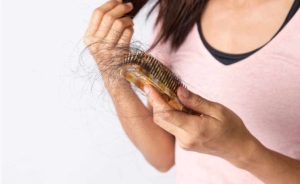 Giao mùa, tóc rụng nhiều hơn: 4 cách chăm sóc da đầu và tóc đúng cách