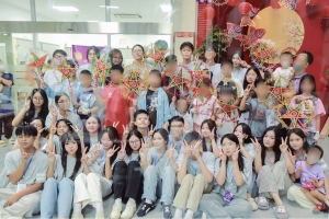 CLB Tình nguyện Việt Đức ghé thăm các em nhỏ tại Bệnh viện Bạch Mai qua chương trình “Dệt mộng đêm rằm”