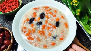 Thực đơn hàng ngày: Cháo táo đỏ kỷ tử gạo lứt 