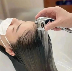 Tóc sạch lâu, ít bết nhờ 4 bước gội đầu đơn giản như ở salon