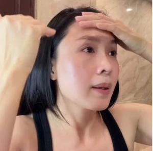 Hồng Diễm khoe mặt mộc ở tuổi 43, vệt đen trên mũi gây chú ý