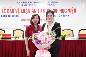 Hoa hậu Nguyễn Thị Huyền bảo vệ thành công luận án tiến sĩ ở tuổi 41