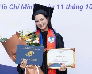Cựu người mẫu Ngọc Thúy tốt nghiệp cử nhân Luật loại xuất sắc ở tuổi 46