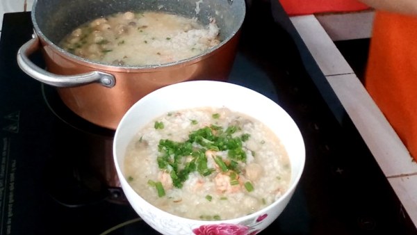 Thực đơn hàng ngày: Cháo tôm nấm rơm