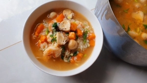 Thực đơn hàng ngày: Cháo tôm nấm rơm cà rốt