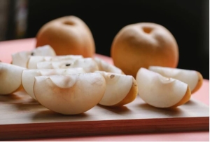 Ăn lê đúng cách vào mùa hanh khô: Hỗ trợ giảm khô da, dịu họng